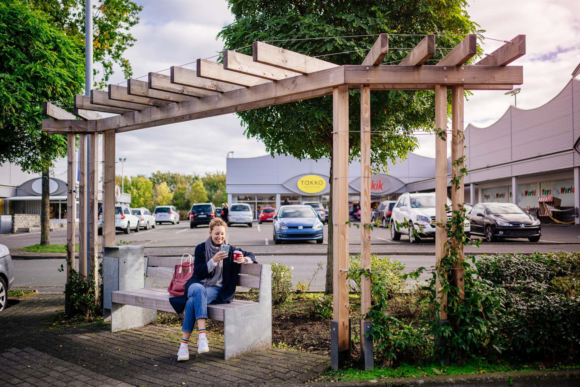 Fotos vom Dören-Park in Paderborn +++ Zeitlich einfache und unbeschraenkte Nutzungsrechte der Fotos fuer die Website des Einkaufszentrums Dören-Park sowie fuer hauseigene Print- und Onlinemedien und fuer die Oeffentlichkeitsarbeit, z.B. Bildmaterial für Pressemitteilungen etc., des Einkaufszentrums Dören-Park. Das Nutzungsrecht beinhaltet das Recht, die Fotos (elektronisch) zu bearbeiten und zum Zwecke der Oeffentlichkeitsarbeit des Einkaufszentrums Dören-Park zu vervielfaeltigen, zu verbreiten und zu veroeffentlichen. Bei Nutzung bitte Quellenangabe Foto: Besim Mazhiqi angeben.